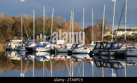 Kinnego Marina, Lough Neagh, County Armagh, Irlanda del Nord, Regno Unito. 29 novembre 2023. Clima britannico - un'altra giornata fredda ma luminosa e limpida sulle rive del Lough Neagh. Un tranquillo porticciolo con riflessi degli yacht turistici nel sole di novembre. Credito: CAZIMB/Alamy Live News. Foto Stock