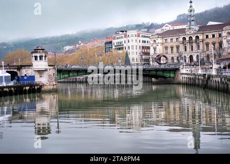 Immagine del municipio di Bilbao, Spagna. In una composizione con il ponte e il fiume Nervión. Foto Stock