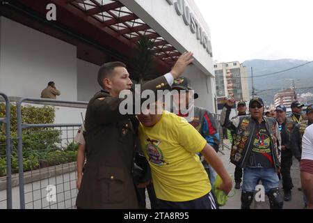 PLANTON-POLICIA-SANTIAGO-OLMEDO Quito, miÃ rcoles 29 de noviembre del 2023 Planton a favor del policia Santiago Olmedo, en la Audiencia de Casacion en la Corte Nacional de Justicia. Foto: Rolando Enriquez/API Quito Pichincha Ecuador CLJ-PLANTON-POLICIA-SANTIAGO-OLMEDO-6705fd331469e1740b7b50d69f7d7ed0 ** PLANTON POLICIA SANTIAGO OLMEDO Quito, mercoledì 29 novembre 2023 sit-in a favore del poliziotto SANTIAGO OLMEDO Foto Stock