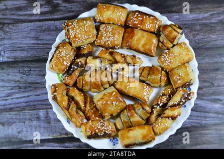 Pasta farcita con datteri e condita con semi di sesamo o Ka'ab El Ghazal, datteri egiziani o biscotti ripieni di Agwa Ajwa, famosa fille di datteri mediorientali Foto Stock