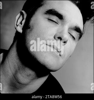 Ritratto in bianco e nero della leggendaria rockstar, il cantautore Morrissey per promuovere il suo singolo "Sunny" nel 1995 per Parlophone Records. Si tratta di una variazione dell'iconica immagine "Eyes Closed" usata da Morrissey nella sua copertina del libro "Autobiography" dei Penguin Classics. Foto Stock