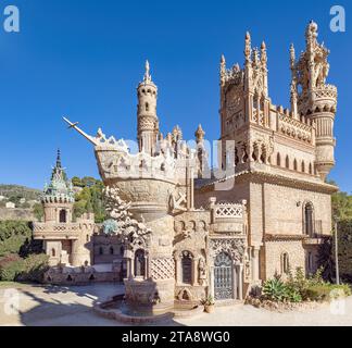 Facciata esterna del monumento Castillo de Colomares, a forma di castello, dedicato alla vita e alle avventure di Cristoforo Colombo a Benalmaden Foto Stock