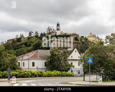 Vista della torre Petrovaradin a Novi Sad, Serbia. Illustrazione dell'architettura fortificata del XVIII secolo. Giorno nuvoloso. Foto Stock