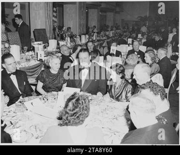 Vista del tavolo alla cena in onore del Presidente Truman e del Vice Presidente Alben Barkley al Mayflower Hotel in... Foto Stock