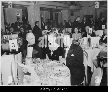 Vista del tavolo alla cena in onore del Presidente Truman e del Vice Presidente Alben Barkley al Mayflower Hotel in... Foto Stock