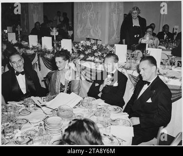 Vista del tavolo alla cena in onore del Presidente Truman e del Vice Presidente Alben Barkley al Mayflower Hotel in... Foto Stock