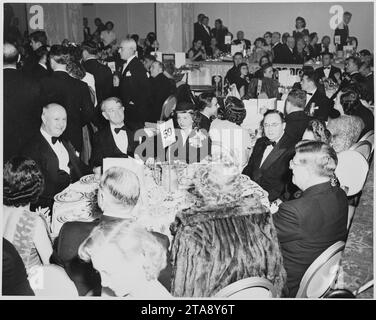 Vista del tavolo alla cena in onore del Presidente Truman e del Vice Presidente Barkley al Mayflower Hotel in... Foto Stock