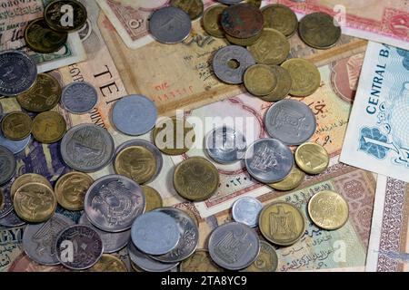 Concentrazione selettiva di vecchie banconote e monete egiziane di epoche diverse dal regno alla Repubblica d'Egitto, vintage retrò vecchio egiziano c Foto Stock