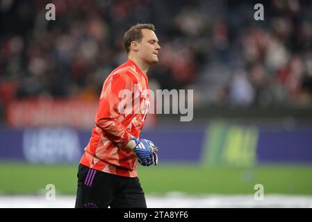 München, Deutschland 29. Novembre 2023: Fussball, Herren, Champions League, 5.Spieltag, Saison 2023/2024, FC Bayern München - FC Kopenhagen, Allianz Arena Manuel Neuer (FC Bayern München) beim Aufwärmen Foto Stock