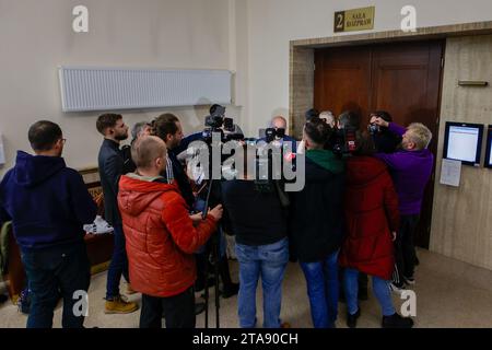 Wroclaw, Wroclaw, Polonia. 29 novembre 2023. Mercoledì 29 novembre è stato ripreso il processo di appello di Wladyslaw Frasyniuk. È stato riconosciuto colpevole principalmente di aver insultato un soldato che prestava servizio al confine polacco-bielorusso. Il tribunale distrettuale ha deciso che il caso sarebbe stato restituito al tribunale distrettuale. (Immagine di credito: © Krzysztof Zatycki/ZUMA Press Wire) SOLO USO EDITORIALE! Non per USO commerciale! Foto Stock