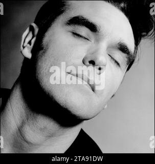 Ritratto in bianco e nero della leggendaria rockstar, il cantautore Morrissey per promuovere il suo singolo "Sunny" nel 1995 per Parlophone Records. Si tratta di una variazione dell'iconica immagine "Eyes Closed" usata da Morrissey nella sua copertina del libro "Autobiography" dei Penguin Classics. Foto Stock