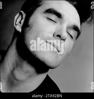 Ritratto in bianco e nero della leggendaria rockstar, il cantautore Morrissey per promuovere il suo singolo "Sunny" nel 1995 per Parlophone Records. Si tratta di una variazione dell'iconica immagine "Eyes Closed" usata da Morrissey nella sua copertina del libro "Autobiography" dei Penguin Classics. Foto Stock