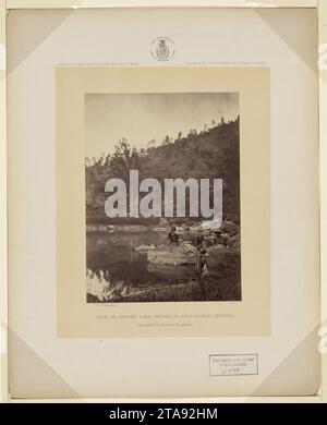 Vista sul lago Apache, Sierra Blanca Range, Arizona. Due Apache scout in primo piano - T. H. o'Sullivan, fot. Foto Stock