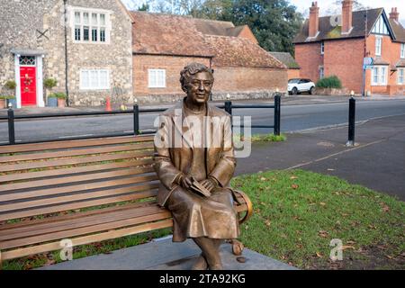 Agatha Christie Statue Bench, Kinecroft, Wallingford, novembre 2023 Foto Stock