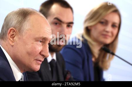 Sochi, Russia. 29 novembre 2023. Il presidente russo Vladimir Putin, a sinistra, ascolta durante una riunione del Congresso dei giovani scienziati al Sirius Park of Science and Art, il 29 novembre 2023 a Sochi, in Russia. Crediti: Mikhail Klimentyev/Cremlino Pool/Alamy Live News Foto Stock