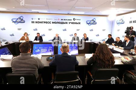 Sochi, Russia. 29 novembre 2023. Il presidente russo Vladimir Putin, centro, commenta durante una riunione del Congresso dei giovani scienziati presso il Sirius Park of Science and Art, 29 novembre 2023 a Sochi, Russia. Crediti: Mikhail Klimentyev/Cremlino Pool/Alamy Live News Foto Stock