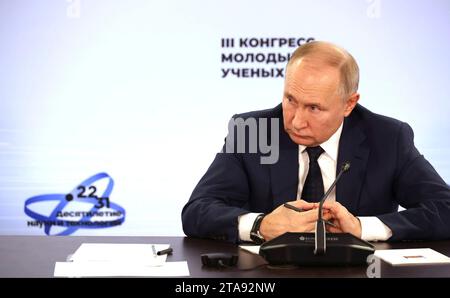 Sochi, Russia. 29 novembre 2023. Il presidente russo Vladimir Putin ascolta durante una riunione del Congresso dei giovani scienziati al Parco Sirius della Scienza e dell'Arte, il 29 novembre 2023 a Sochi, in Russia. Crediti: Mikhail Klimentyev/Cremlino Pool/Alamy Live News Foto Stock