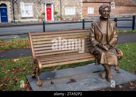 Agatha Christie Statue Bench, Kinecroft, Wallingford, novembre 2023 Foto Stock