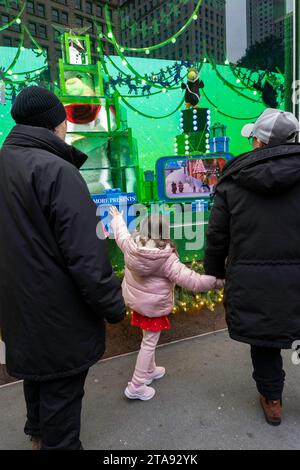 Le finestre delle vacanze di Macy sono sempre una popolare fermata turistica a Herald Square, New York City, USA 2023 Foto Stock