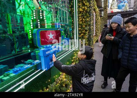 Le finestre delle vacanze di Macy sono sempre una popolare fermata turistica a Herald Square, New York City, USA 2023 Foto Stock