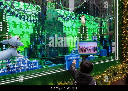 Le finestre delle vacanze di Macy sono sempre una popolare fermata turistica a Herald Square, New York City, USA 2023 Foto Stock