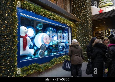 Le finestre delle vacanze di Macy sono sempre una popolare fermata turistica a Herald Square, New York City, USA 2023 Foto Stock