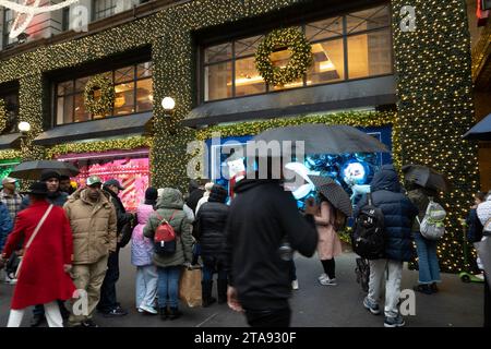 Le finestre delle vacanze di Macy sono sempre una popolare fermata turistica a Herald Square, New York City, USA 2023 Foto Stock