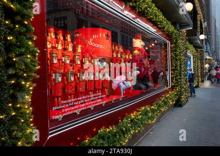 Le finestre delle vacanze di Macy sono sempre una popolare fermata turistica a Herald Square, New York City, USA 2023 Foto Stock