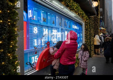 Le finestre delle vacanze di Macy sono sempre una popolare fermata turistica a Herald Square, New York City, USA 2023 Foto Stock