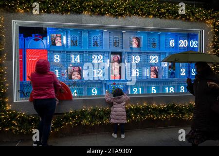 Le finestre delle vacanze di Macy sono sempre una popolare fermata turistica a Herald Square, New York City, USA 2023 Foto Stock