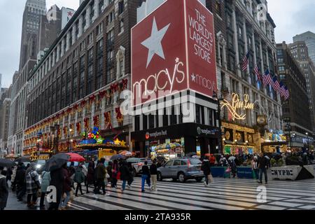 Le finestre delle vacanze di Macy sono sempre una popolare fermata turistica a Herald Square, New York City, USA 2023 Foto Stock