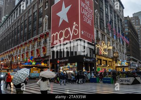 Le finestre delle vacanze di Macy sono sempre una popolare fermata turistica a Herald Square, New York City, USA 2023 Foto Stock