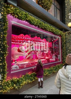 Le finestre delle vacanze di Macy sono sempre una popolare fermata turistica a Herald Square, New York City, USA 2023 Foto Stock