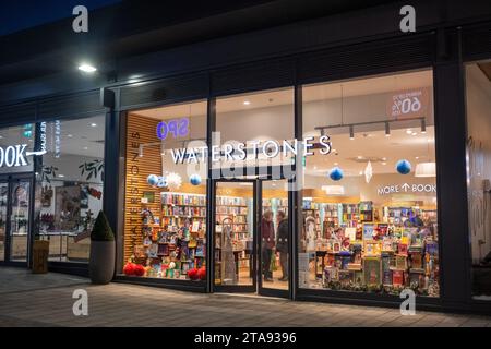 Waterstones Bookshop, Orchard Centre, Didcot di notte Foto Stock