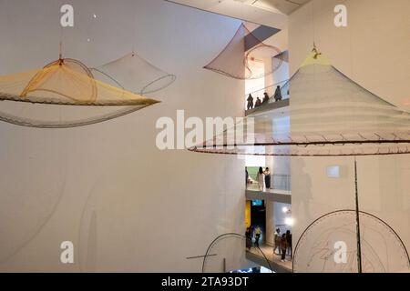 "Spiral for Shared Dreams" è un'installazione ambientale nell'atrio del Museum of Modern Art, New York City, USA 2023 Foto Stock