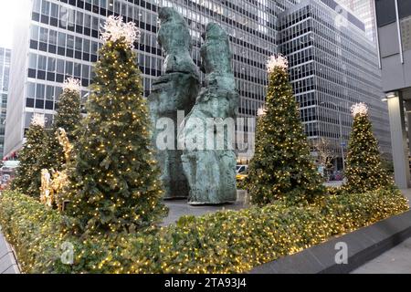 Decorazioni natalizie e sculture in bronzo lungo la Sixth Avenue nel Rockefeller Center, 2023, New York City, USA Foto Stock