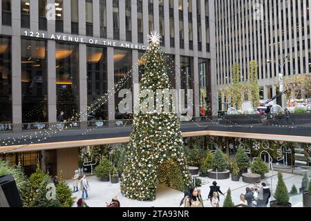 Avenue of the Americas durante le festività natalizie presenta luci natalizie, 2023, New York City, USA Foto Stock