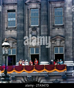 La cerimonia Trooping the Colour, che celebra il compleanno ufficiale del sovrano britannico, culmina con l'apparizione della famiglia reale a Buckingham Palace Foto Stock