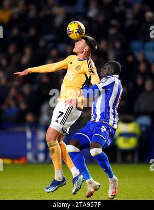 Cesare Casadei di Leicester City (a sinistra) e Bambo Diaby di Sheffield Wednesday combattono per il pallone durante la partita del campionato Sky Bet a Hillsborough, Sheffield. Data foto: Mercoledì 29 novembre 2023. Foto Stock