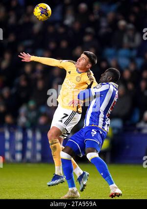 Cesare Casadei di Leicester City (a sinistra) e Bambo Diaby di Sheffield Wednesday combattono per il pallone durante la partita del campionato Sky Bet a Hillsborough, Sheffield. Data foto: Mercoledì 29 novembre 2023. Foto Stock