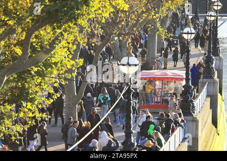 Un mercatino invernale Southbank al sacco per Natale 2023, a Londra, Regno Unito Foto Stock