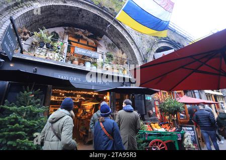 Stagione natalizia al trendy Maltby Street Market sotto gli archi ferroviari del XIX secolo sul Ropewalk a Bermondsey, se Londra, Regno Unito Foto Stock