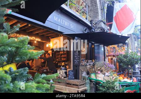 Stagione natalizia al trendy Maltby Street Market sotto gli archi ferroviari del XIX secolo sul Ropewalk a Bermondsey, se Londra, Regno Unito Foto Stock