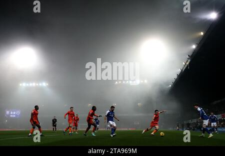 Una visione generale del gioco della nebbia durante la partita del campionato Sky Bet a Portman Road, Ipswich. Data foto: Mercoledì 29 novembre 2023. Foto Stock