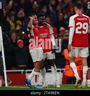 Emirates Stadium, Londra, Regno Unito. 29 novembre 2023. Champions League Football, fase a gironi, Arsenal vs Lens; Bukayo Saka dell'Arsenal festeggia con Gabriel Jesus e Kai Havertz dopo aver segnato 3-0 punti al 23° minuto credito: Action Plus Sports/Alamy Live News Foto Stock