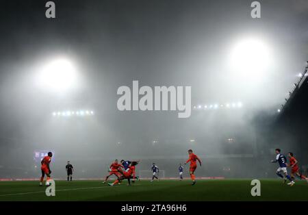 Una visione generale del gioco della nebbia durante la partita del campionato Sky Bet a Portman Road, Ipswich. Data foto: Mercoledì 29 novembre 2023. Foto Stock