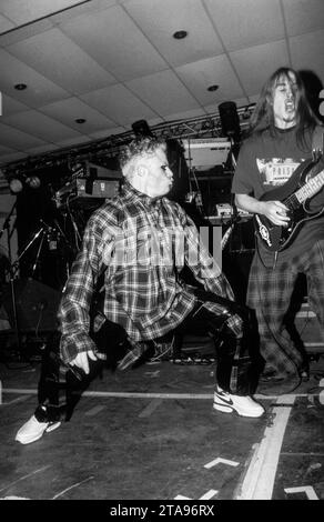 KEITH FLINT, PRODIGY, LIVE, 1995: Keith Flint (1969-2019) della band techno britannica Prodigy che suona al BBC Sound City al New Trinity Centre di Bristol, Inghilterra, il 21 aprile 1995. La band stava promuovendo l'uscita del singolo "Poison", la quarta e ultima traccia pubblicata dal loro iconico secondo album "Music for the Jilted Generation". Hanno iniziato a suonare il brano che sarebbe diventato un successo di successo 'Firestarter' nelle date di quest'estate e questo è quando il ballerino della band Keith ha iniziato a cantare. Foto: Rob Watkins Foto Stock