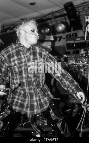 KEITH FLINT, PRODIGY, LIVE, 1995: Keith Flint (1969-2019) della band techno britannica Prodigy che suona al BBC Sound City al New Trinity Centre di Bristol, Inghilterra, il 21 aprile 1995. La band stava promuovendo l'uscita del singolo "Poison", la quarta e ultima traccia pubblicata dal loro iconico secondo album "Music for the Jilted Generation". Hanno iniziato a suonare il brano che sarebbe diventato un successo di successo 'Firestarter' nelle date di quest'estate e questo è quando il ballerino della band Keith ha iniziato a cantare. Foto: Rob Watkins Foto Stock