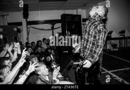 KEITH FLINT, PRODIGY, LIVE, 1995: Keith Flint (1969-2019) della band techno britannica Prodigy che suona al BBC Sound City al New Trinity Centre di Bristol, Inghilterra, il 21 aprile 1995. La band stava promuovendo l'uscita del singolo "Poison", la quarta e ultima traccia pubblicata dal loro iconico secondo album "Music for the Jilted Generation". Hanno iniziato a suonare il brano che sarebbe diventato un successo di successo 'Firestarter' nelle date di quest'estate e questo è quando il ballerino della band Keith ha iniziato a cantare. Foto: Rob Watkins Foto Stock