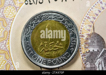 Il rovescio di una sterlina egiziana 1 EGP LE con valore e data, con il suo lato dritto contiene uno slogan di 150 anni della Casa dei libri e dei documenti Foto Stock